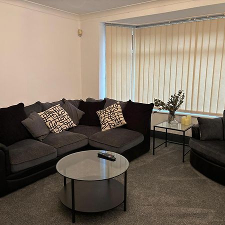 Cozy 3 Bed Home In Halifax With Secure Parking - Long & Short Stays Welcome! Εξωτερικό φωτογραφία