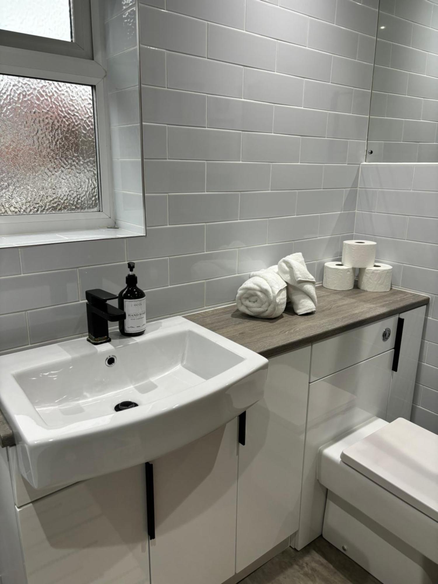 Cozy 3 Bed Home In Halifax With Secure Parking - Long & Short Stays Welcome! Εξωτερικό φωτογραφία