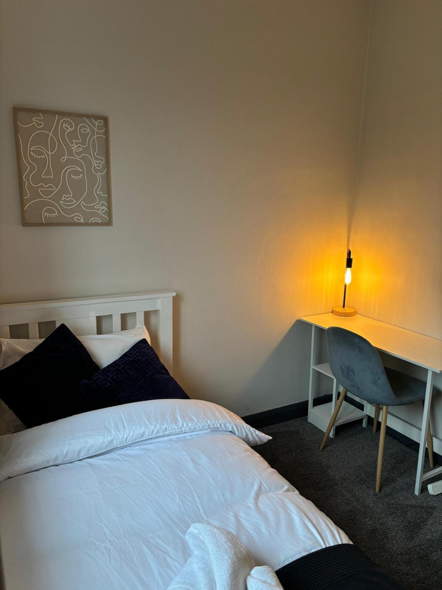 Cozy 3 Bed Home In Halifax With Secure Parking - Long & Short Stays Welcome! Εξωτερικό φωτογραφία
