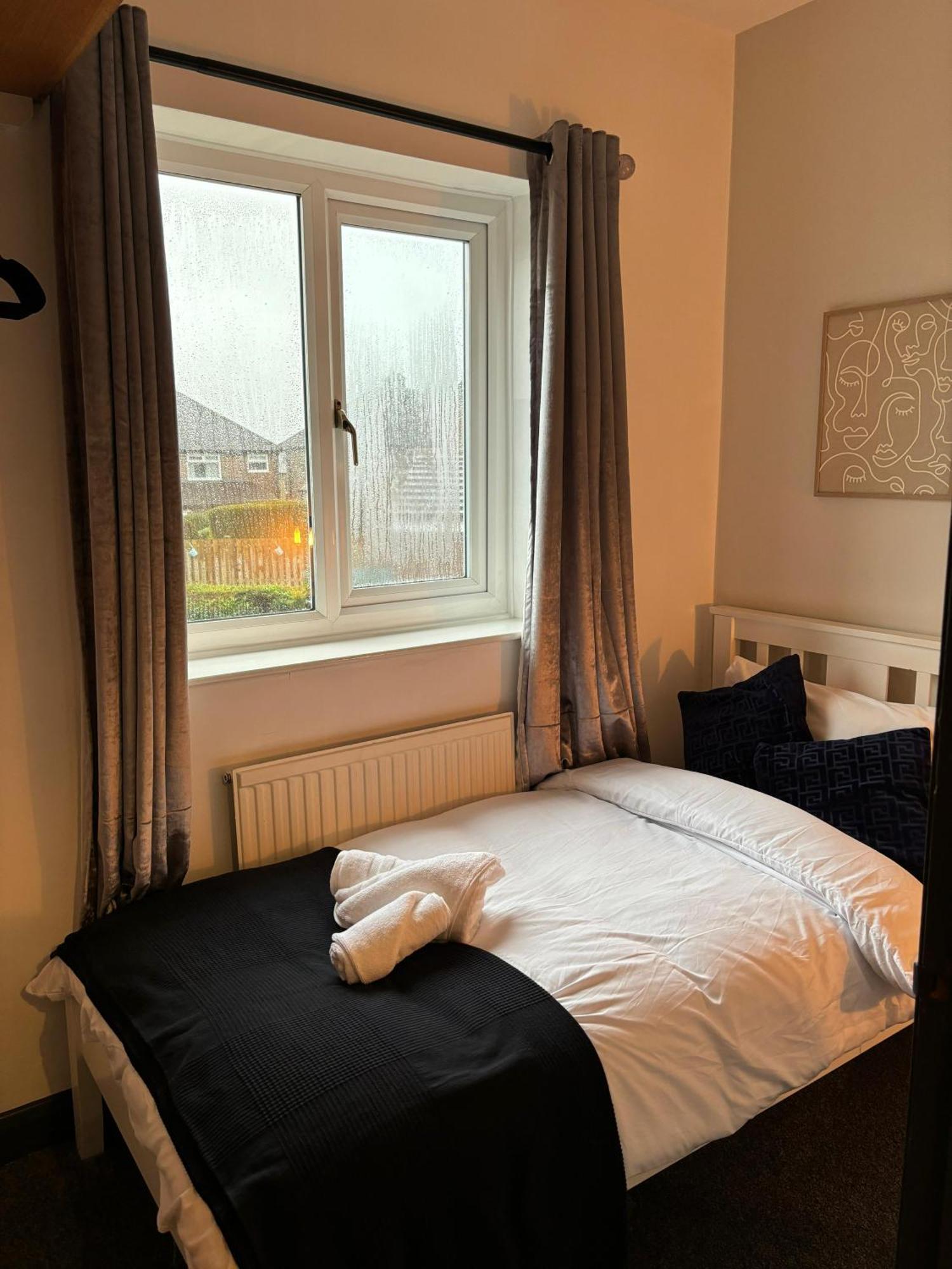Cozy 3 Bed Home In Halifax With Secure Parking - Long & Short Stays Welcome! Εξωτερικό φωτογραφία