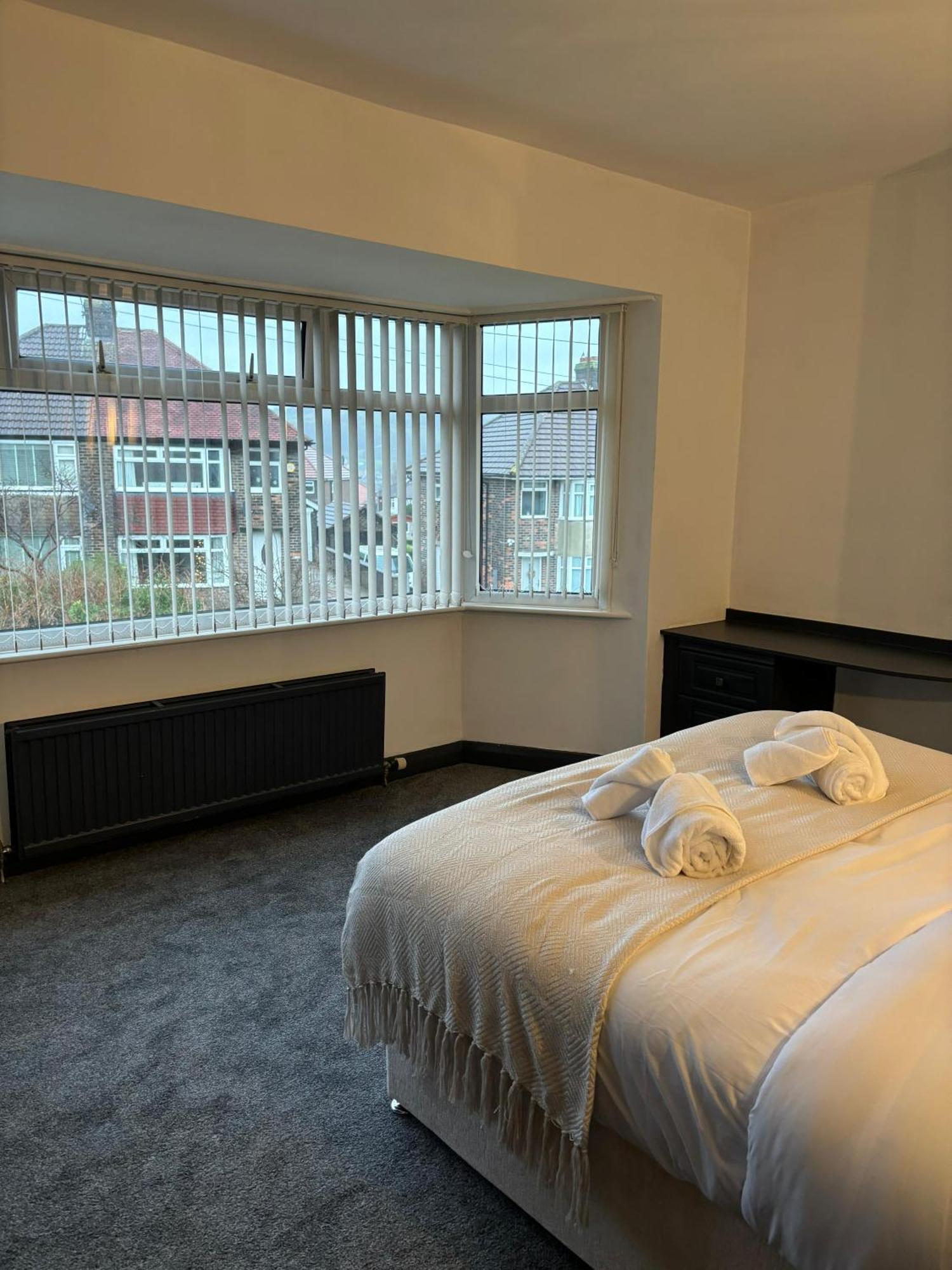 Cozy 3 Bed Home In Halifax With Secure Parking - Long & Short Stays Welcome! Εξωτερικό φωτογραφία