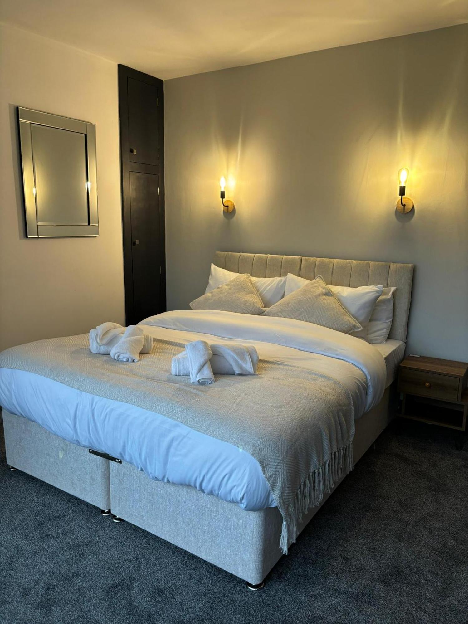 Cozy 3 Bed Home In Halifax With Secure Parking - Long & Short Stays Welcome! Εξωτερικό φωτογραφία