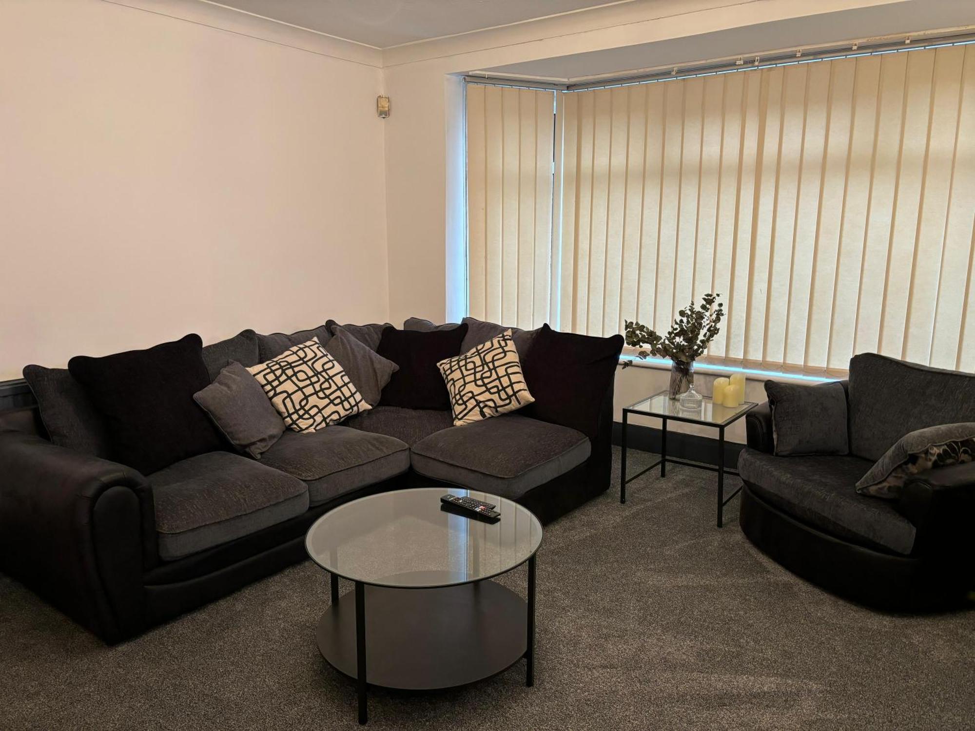 Cozy 3 Bed Home In Halifax With Secure Parking - Long & Short Stays Welcome! Εξωτερικό φωτογραφία