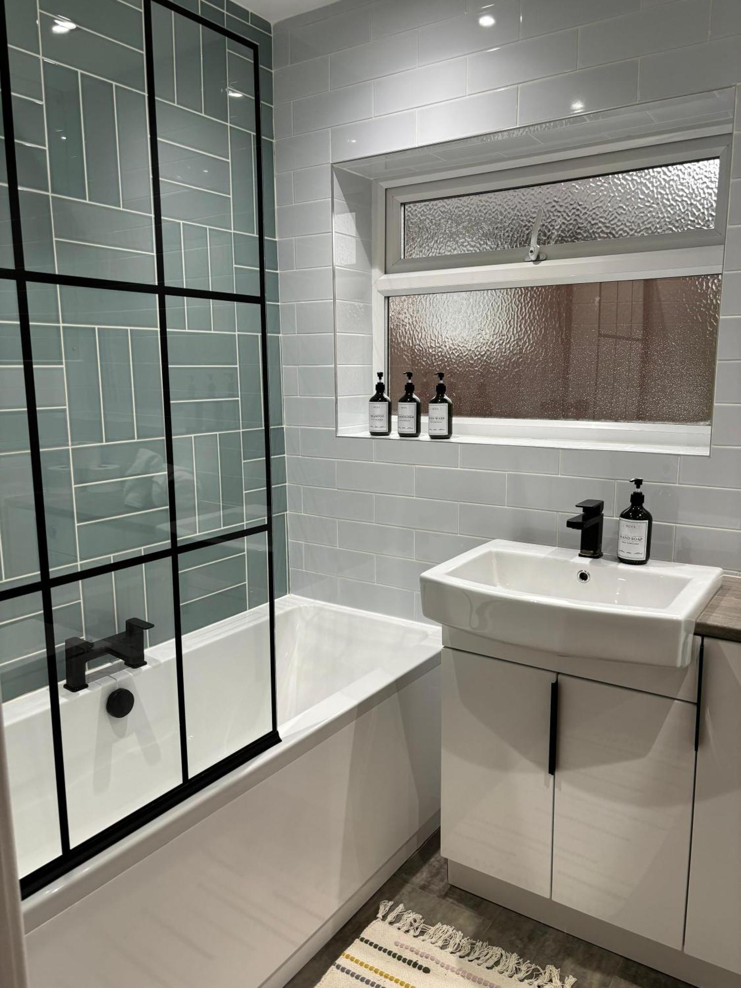Cozy 3 Bed Home In Halifax With Secure Parking - Long & Short Stays Welcome! Εξωτερικό φωτογραφία