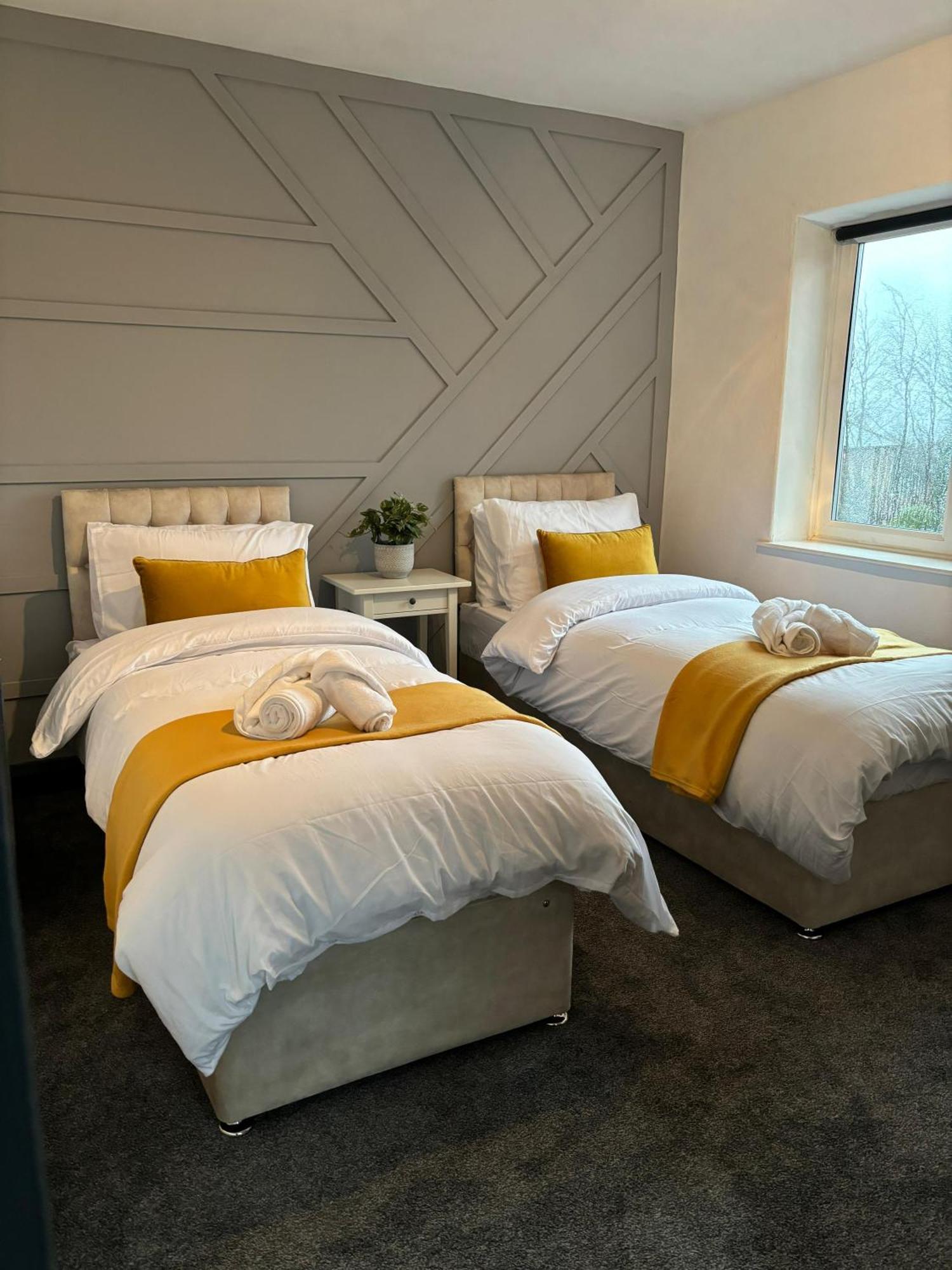 Cozy 3 Bed Home In Halifax With Secure Parking - Long & Short Stays Welcome! Εξωτερικό φωτογραφία